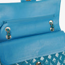 Sac double rabat moyen classique Chanel en cuir verni matelassé bleu avec ferrures argentées