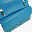 Sac double rabat moyen classique Chanel en cuir verni matelassé bleu avec ferrures argentées