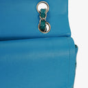 Sac double rabat moyen classique Chanel en cuir verni matelassé bleu avec ferrures argentées