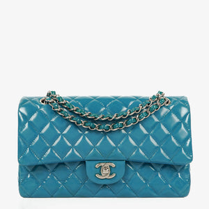 Sac double rabat moyen classique Chanel en cuir verni matelassé bleu avec ferrures argentées