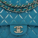 Sac double rabat moyen classique Chanel en cuir verni matelassé bleu avec ferrures argentées