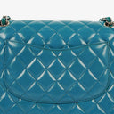 Sac double rabat moyen classique Chanel en cuir verni matelassé bleu avec ferrures argentées