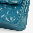 Sac double rabat moyen classique Chanel en cuir verni matelassé bleu avec ferrures argentées
