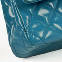 Sac double rabat moyen classique Chanel en cuir verni matelassé bleu avec ferrures argentées