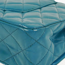 Sac double rabat moyen classique Chanel en cuir verni matelassé bleu avec ferrures argentées