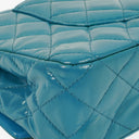 Sac double rabat moyen classique Chanel en cuir verni matelassé bleu avec ferrures argentées