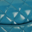 Sac double rabat moyen classique Chanel en cuir verni matelassé bleu avec ferrures argentées