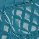 Sac double rabat moyen classique Chanel en cuir verni matelassé bleu avec ferrures argentées