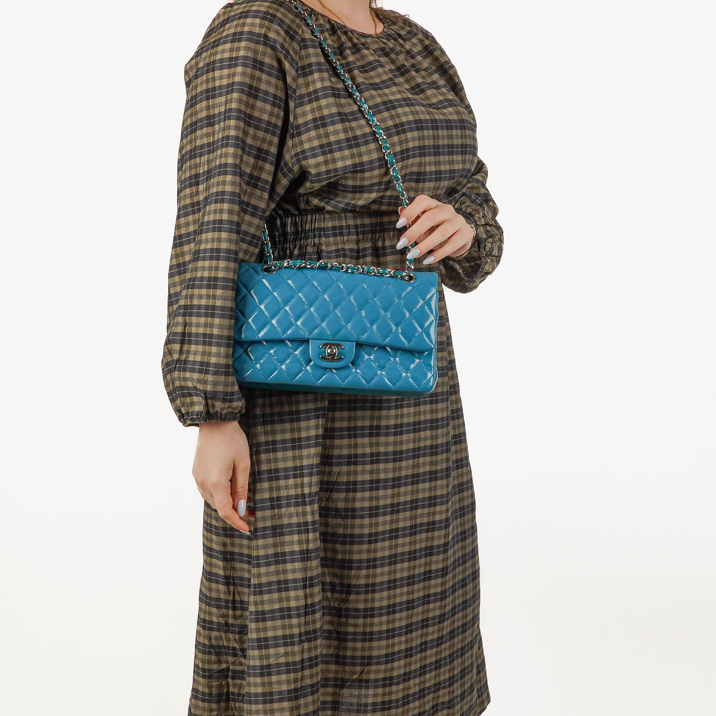 Chanel Mittelgroße Klassische Double-Flap Blaue Lack-Steppleder mit silberfarbener Hardware