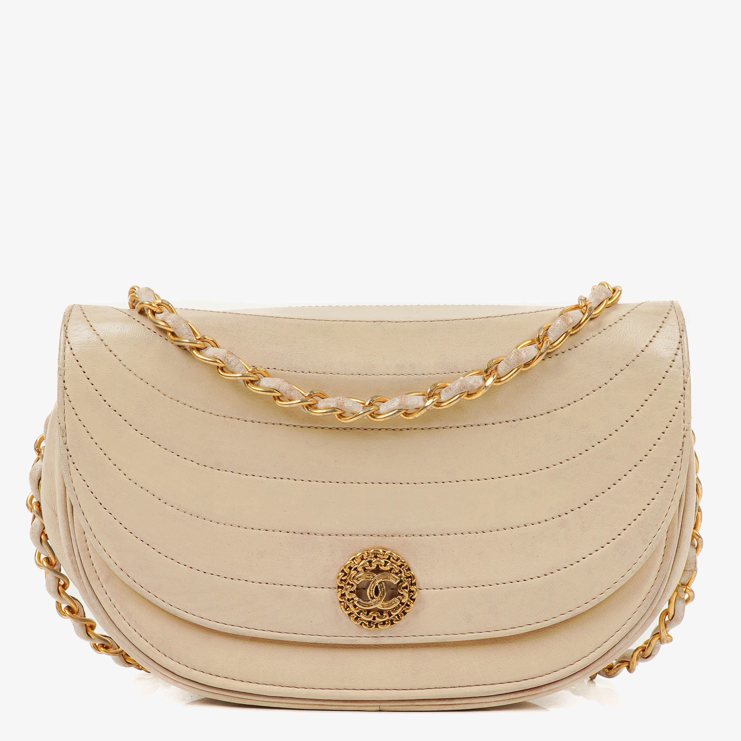 Sac à rabat demi-lune Chanel en agneau matelassé beige