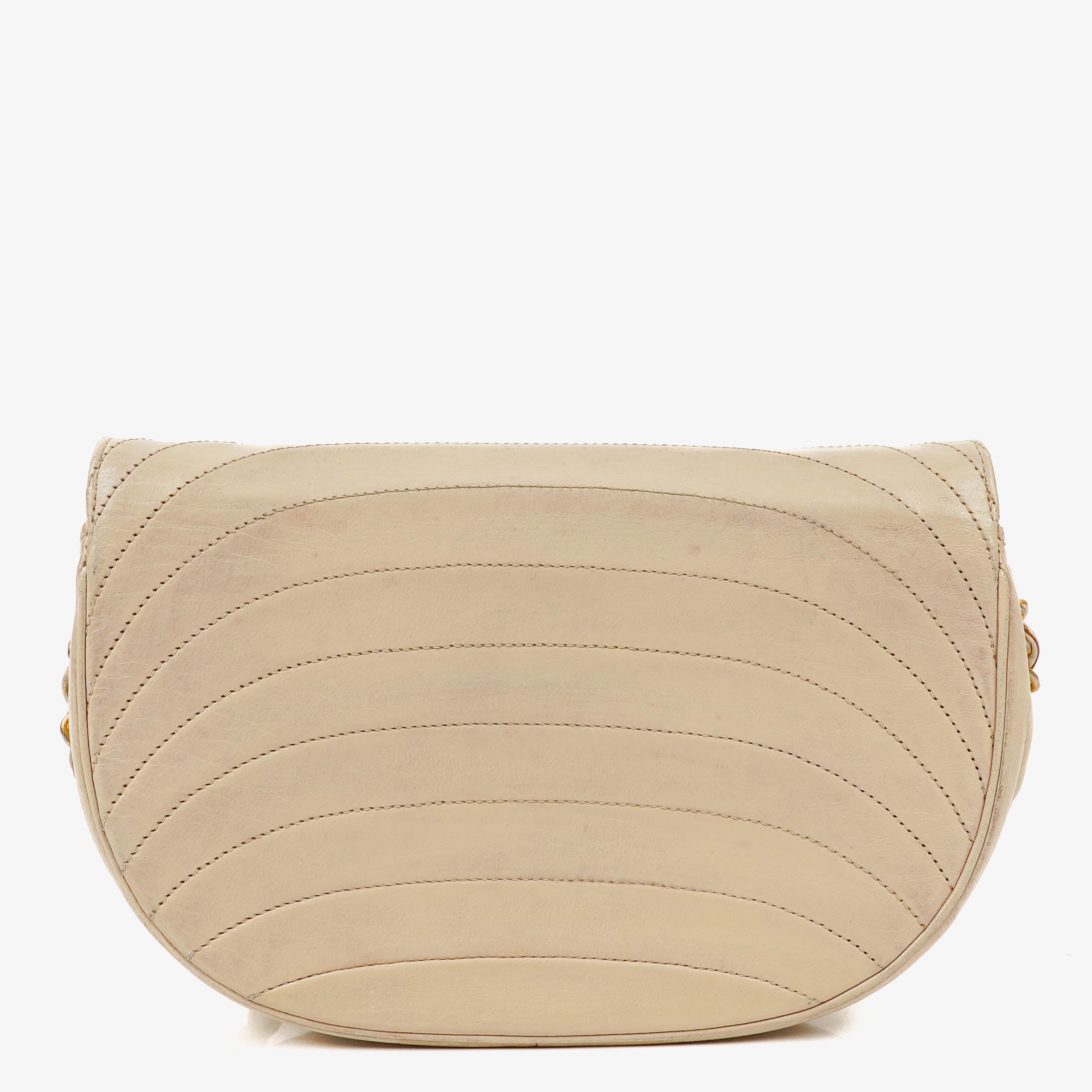 Sac à rabat demi-lune Chanel en agneau matelassé beige