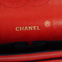 Sac classique vintage Chanel Medium Double Flap en cuir d'agneau matelassé rouge avec ferrures plaquées or 24 carats