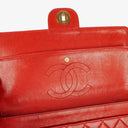 Sac classique vintage Chanel Medium Double Flap en cuir d'agneau matelassé rouge avec ferrures plaquées or 24 carats