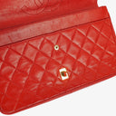 Sac classique vintage Chanel Medium Double Flap en cuir d'agneau matelassé rouge avec ferrures plaquées or 24 carats