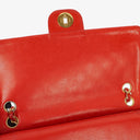 Sac classique vintage Chanel Medium Double Flap en cuir d'agneau matelassé rouge avec ferrures plaquées or 24 carats