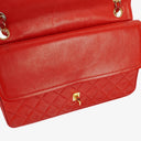 Sac classique vintage Chanel Medium Double Flap en cuir d'agneau matelassé rouge avec ferrures plaquées or 24 carats