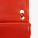 Sac classique vintage Chanel Medium Double Flap en cuir d'agneau matelassé rouge avec ferrures plaquées or 24 carats