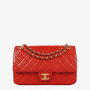 Sac classique vintage Chanel Medium Double Flap en cuir d'agneau matelassé rouge avec ferrures plaquées or 24 carats