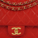 Sac classique vintage Chanel Medium Double Flap en cuir d'agneau matelassé rouge avec ferrures plaquées or 24 carats