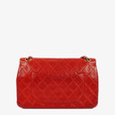 Sac classique vintage Chanel Medium Double Flap en cuir d'agneau matelassé rouge avec ferrures plaquées or 24 carats