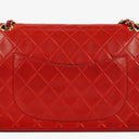 Sac classique vintage Chanel Medium Double Flap en cuir d'agneau matelassé rouge avec ferrures plaquées or 24 carats
