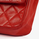 Sac classique vintage Chanel Medium Double Flap en cuir d'agneau matelassé rouge avec ferrures plaquées or 24 carats