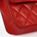 Sac classique vintage Chanel Medium Double Flap en cuir d'agneau matelassé rouge avec ferrures plaquées or 24 carats