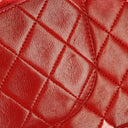 Sac classique vintage Chanel Medium Double Flap en cuir d'agneau matelassé rouge avec ferrures plaquées or 24 carats