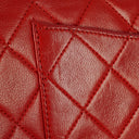 Sac classique vintage Chanel Medium Double Flap en cuir d'agneau matelassé rouge avec ferrures plaquées or 24 carats
