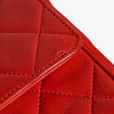 Sac classique vintage Chanel Medium Double Flap en cuir d'agneau matelassé rouge avec ferrures plaquées or 24 carats