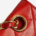 Sac classique vintage Chanel Medium Double Flap en cuir d'agneau matelassé rouge avec ferrures plaquées or 24 carats