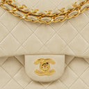 Sac Double Rabat Classique Moyen Vintage Chanel en Agneau Matelassé avec Ferrures Plaquées Or 24K