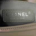 Petit sac à rabat Chanel Small Boy en cuir verni irisé violet clair
