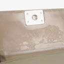 Petit sac à rabat Chanel Small Boy en cuir verni irisé violet clair
