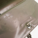Petit sac à rabat Chanel Small Boy en cuir verni irisé violet clair