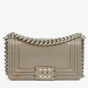 Petit sac à rabat Chanel Small Boy en cuir verni irisé violet clair