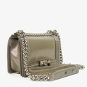 Petit sac à rabat Chanel Small Boy en cuir verni irisé violet clair