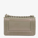 Petit sac à rabat Chanel Small Boy en cuir verni irisé violet clair