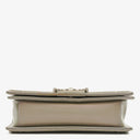 Petit sac à rabat Chanel Small Boy en cuir verni irisé violet clair