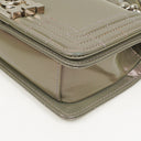 Petit sac à rabat Chanel Small Boy en cuir verni irisé violet clair
