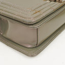 Petit sac à rabat Chanel Small Boy en cuir verni irisé violet clair