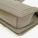Petit sac à rabat Chanel Small Boy en cuir verni irisé violet clair