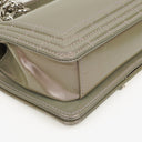 Petit sac à rabat Chanel Small Boy en cuir verni irisé violet clair