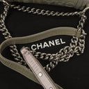 Petit sac à rabat Chanel Small Boy en cuir verni irisé violet clair