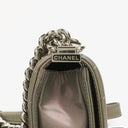 Petit sac à rabat Chanel Small Boy en cuir verni irisé violet clair