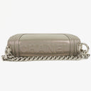Petit sac à rabat Chanel Small Boy en cuir verni irisé violet clair