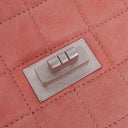 Sac à rabat Mademoiselle Chanel en daim rose chocolat