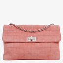 Sac à rabat Mademoiselle Chanel en daim rose chocolat