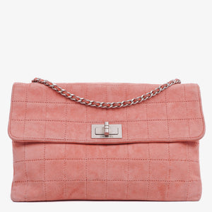 Sac à rabat Mademoiselle Chanel en daim rose chocolat