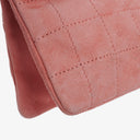 Sac à rabat Mademoiselle Chanel en daim rose chocolat